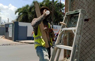 El calor extremo pone a prueba a quienes trabajan bajo el sol
